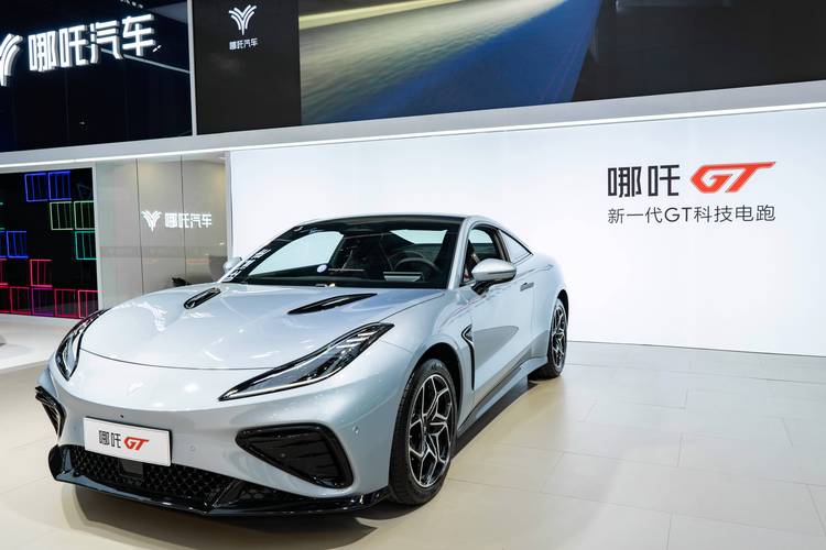 佛山111哪吒汽车在智能汽车领域的表现，领途汽车在新能源汽车市场中的影响力